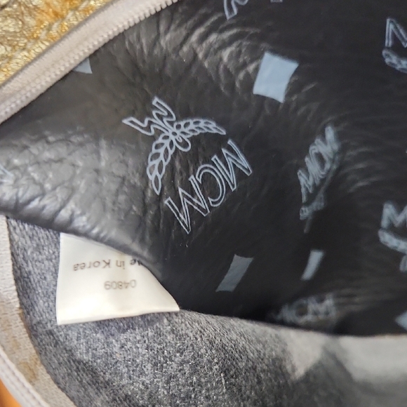 🔹️MCM 🔹️Black Princess Lion Tote Bag With Mcm Tassle Bag Charm - Picture 13 of 14